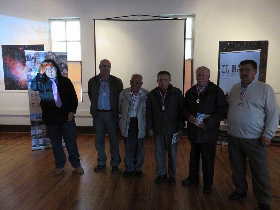 Algunos asistentes recibieron un reconocimiento por su aporte al progreso provincial.